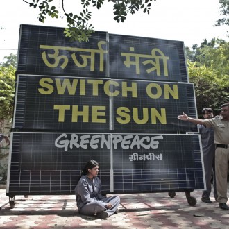 Time To Switch On The Sun: Greenpeace Activists Take Solar Power To The Delhi Power Minister